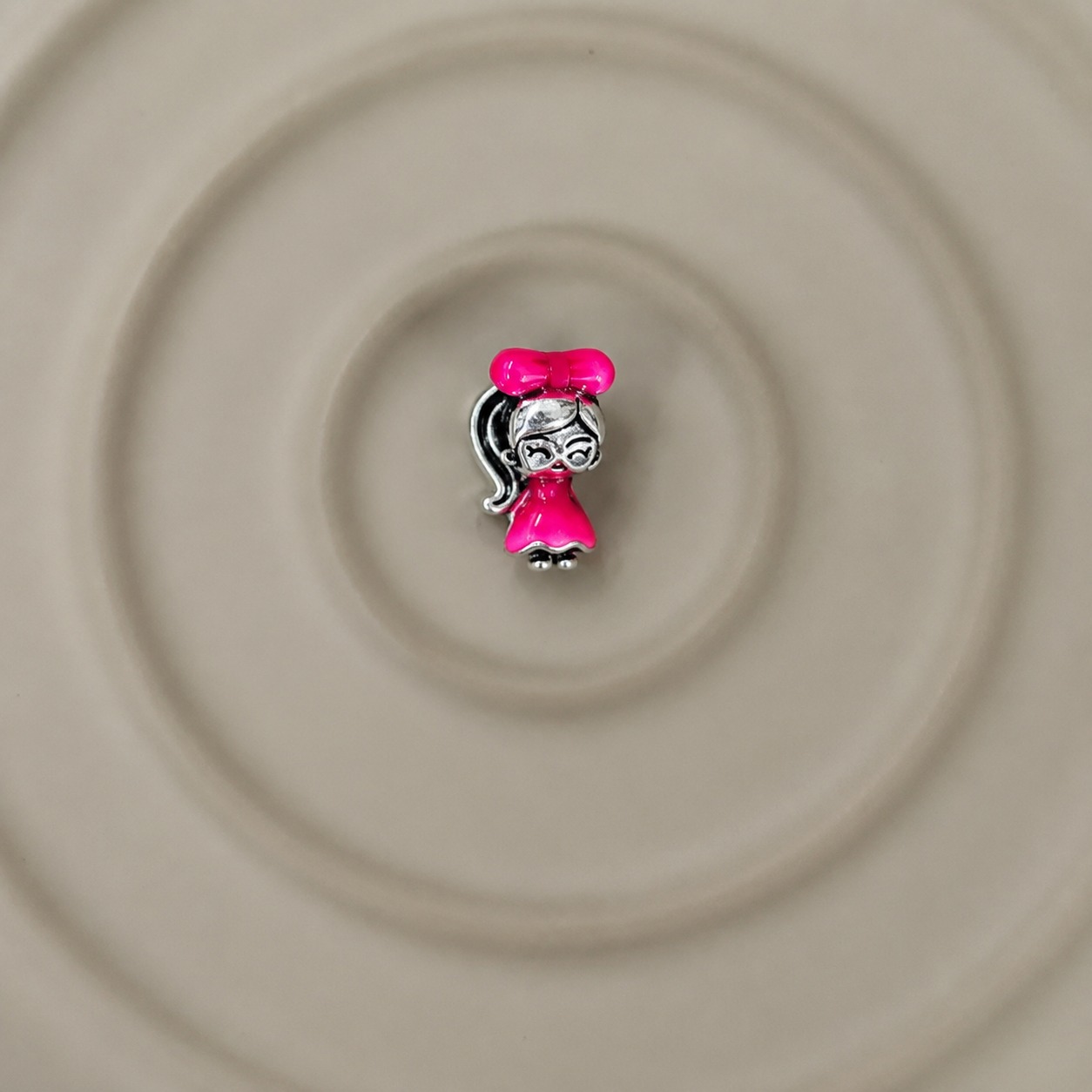 Minik Maceracı - Pembe Şapkalı Kız Charm